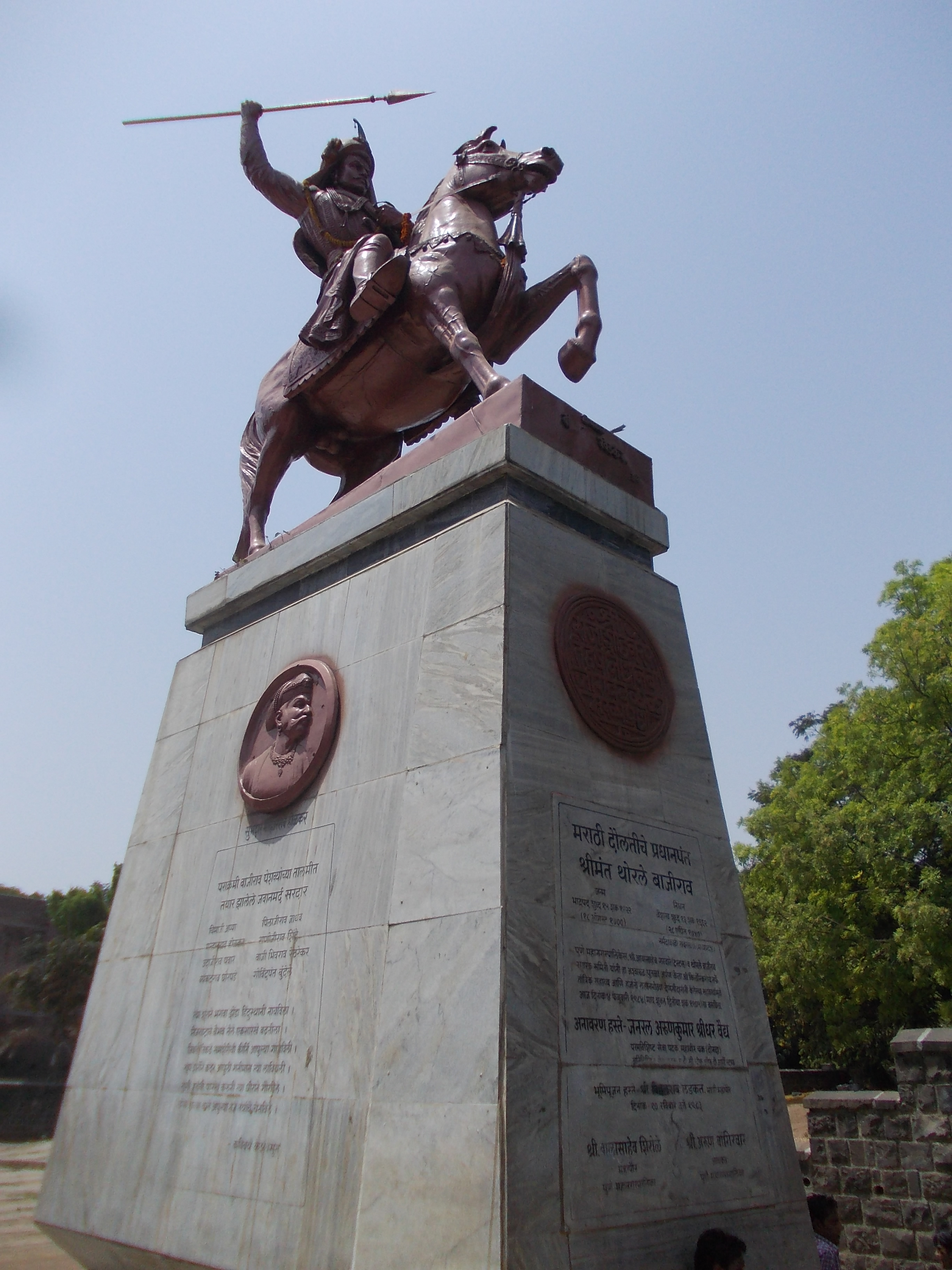 श्रीमंत थोरले बाजीराव पेशवे — शनिवार वाडा, पुणे येथील भव्य कांस्य अश्वारूढ पुतळा (Real Photograph)