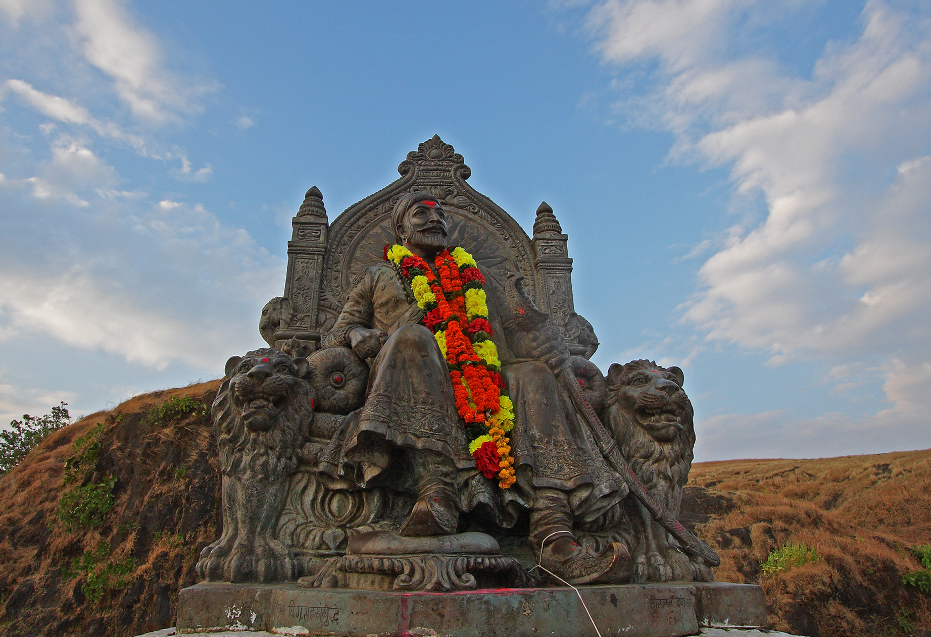 दुर्गराज रायगडावरील छत्रपती शिवाजी महाराज सुवर्ण मेघडंबरीतील मूर्ती